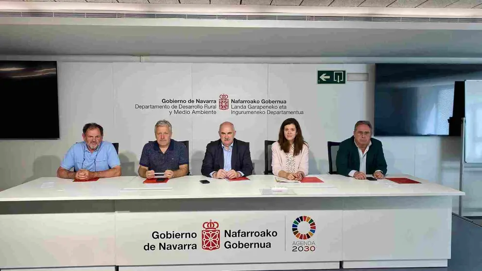 De izqda. a dcha.: Fermín Gorraiz (EHNE), Félix Bariáin (UAGN), José Marí Aierdi (consejero), Esther Burgui (UCAN) y Cayo Martínez (Alinar). GOBIERNO DE NAVARRA