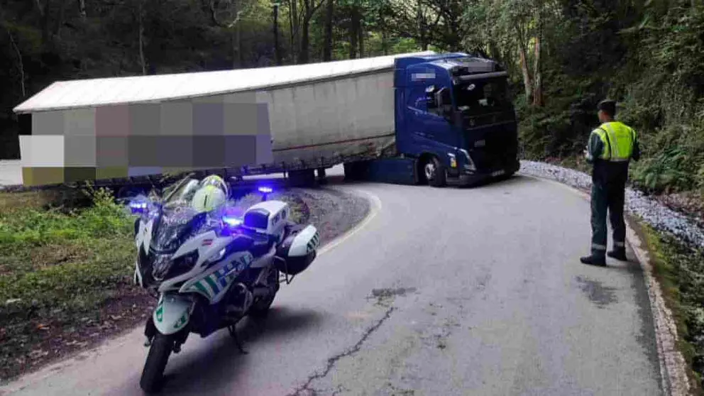 El remolque ha quedado encajado en el arcén y el camión bloquea la NA-4400 en Echalar. GUARDIA CIVIL DE NAVARRA