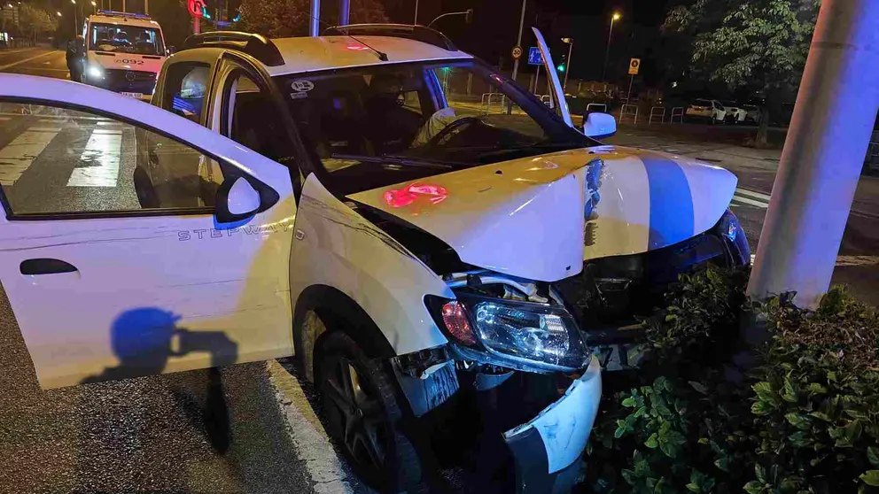 El coche se ha subido a la mediana y ha chocado contra una foralo. POLICÍA MUNICIPAL DE PAMPLONA