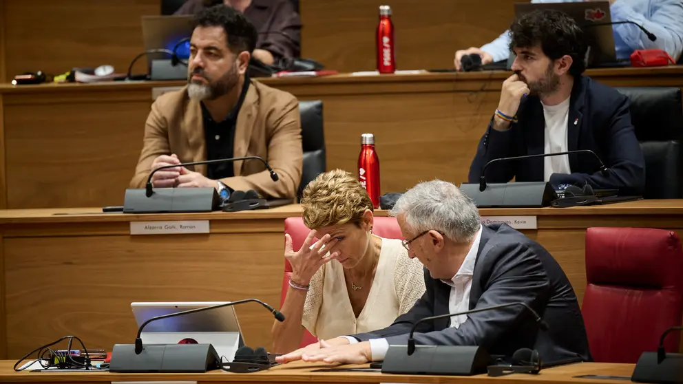 La presidenta María Chivite junto al vicepresidente Taberna, detrás en su escaño del Parlamento, Ramón Alzórriz. PABLO LASAOSA