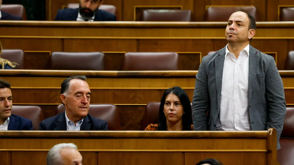 El diputado socialista por Navarra Iván Cacho (d) toma posesión de su cargo como diputado en sustitución de Santos Cerdán, antes del pleno celebrado este jueves en el Congreso. EFE/Mariscal