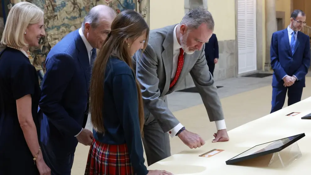Su Majestad el Rey junto a María Urbizu Pérez ,Colegio Miravalles - El Redín, 2º de E.S.O., Pamplona (Navarra), que presentó un dibujo collage en el que muestra las principales facetas de don Felipe como máximo representante de España. CASA REAL