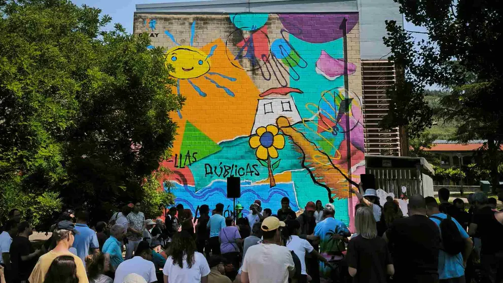 Docenas de personas asistieron a la inauguración del mural. ONAY