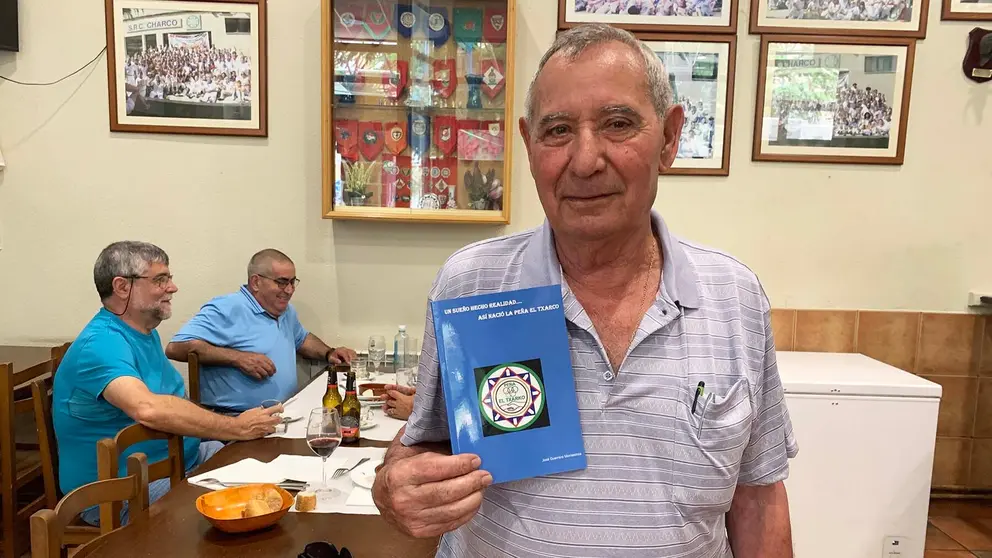 José Guerrero Montesinos sostiene su libro de los 50 años de la peña El Txarco de Ansoáin. Navarra.com