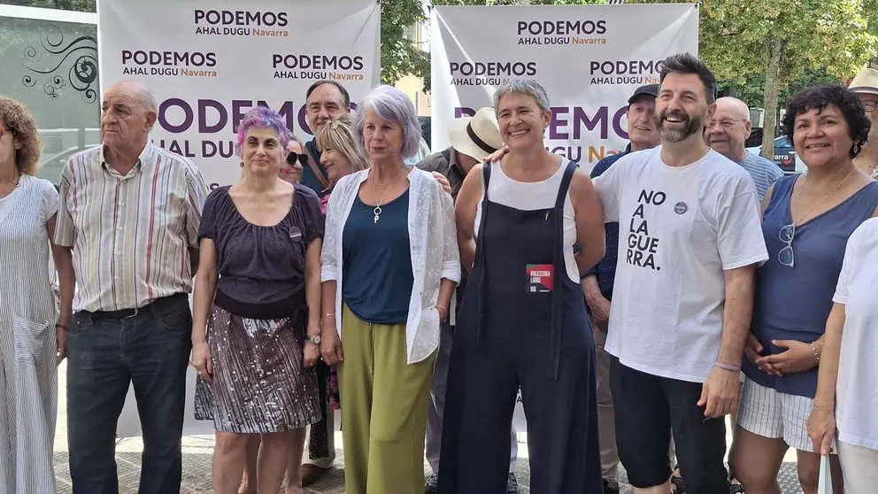 Neniques Roldán con los integrantes de su candidatura a las primarias de Podemos Navarra.
- EUROPA PRESS