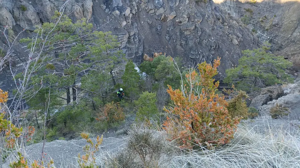 Un bombero trabaja en el terraplén de Vidángoz en el que ha quedado atrapado un motorista tras salirse de la vía. BOMBEROS DE NAVARRA