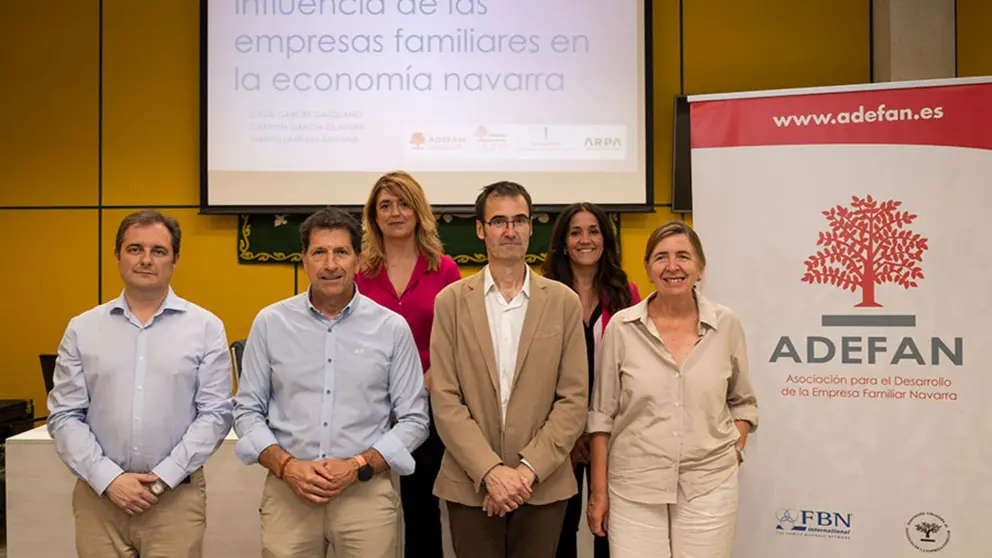 Investigadores y presidente de ADEFAN, entidad financiadora del estudio, antes de la presentación. De izda. a dcha., primera fila: Paco Cámara (Sonagar); Iñaki Ecay, presidente de ADEFAN; Martin Larraza (autor del informe); Mari Carmen García Olaverri (autora del informe). Detrás, de izda. a dcha., Sonia Oloriz (ARPA) y Lucía Garcés (autora y directora de la Cátedra). CEDIDA