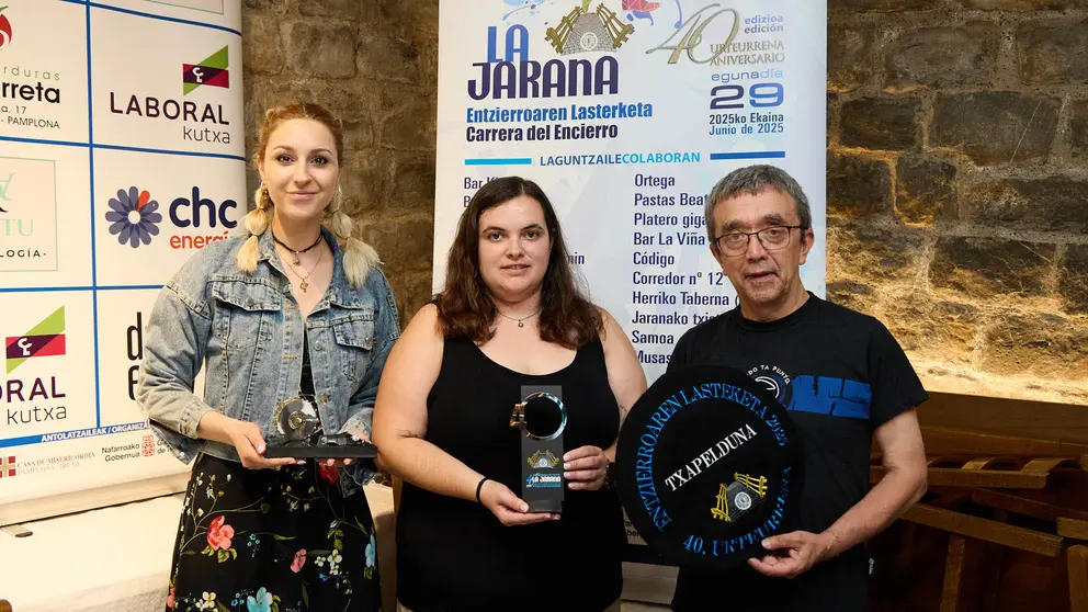 En el centro, Leire Ros, campanera de la catedral ,que ha sido premiada con 'El bombo de La Jarana'. IÑIGO ALZUGARAY