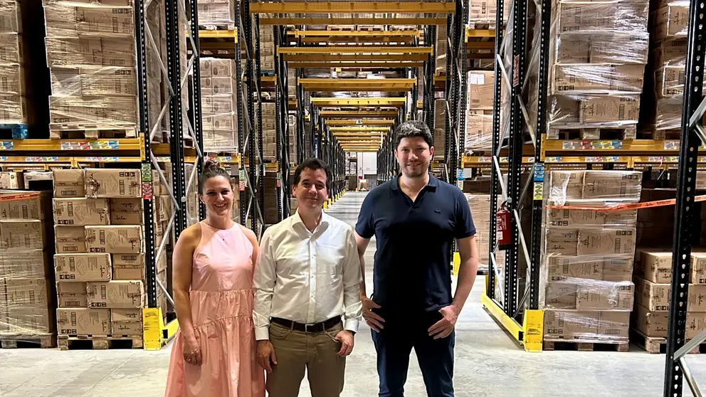 De izquierda a derecha: Cristina Esandi (directora de Marketing de Jata), Mikel Irujo (consejeto de Industria del Gobierno de Navarra) y Guillermo García (CEO de Jata). CEDIDA