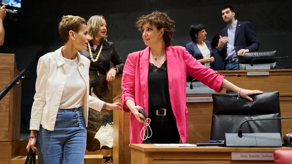 María Chivite junto a Ainhoa Unzu minutos antes del comienzo del pleno del Parlamento. PABLO LASAOSA
