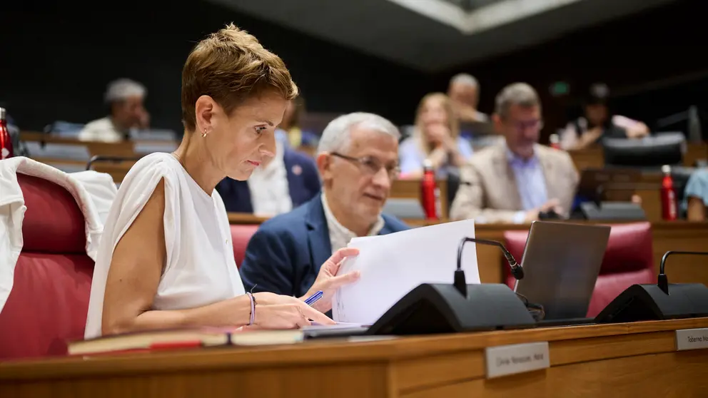 María Chivite minutos antes del comienzo del pleno del Parlamento. PABLO LASAOSA