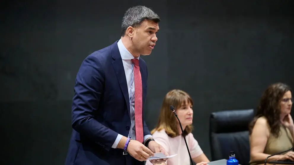 Javier García del PPN interviene en el pleno del Parlamento. PABLO LASAOSA