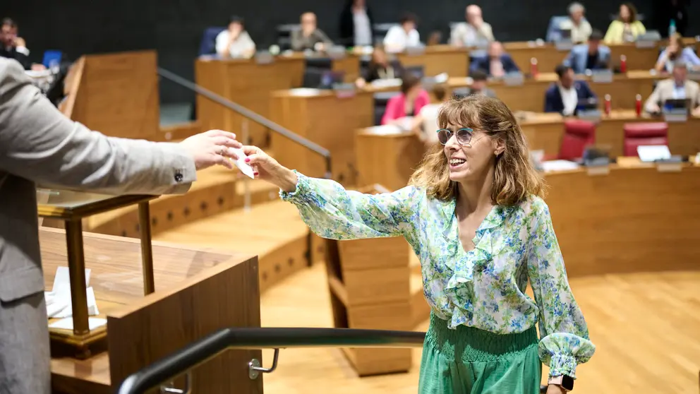 Maite Esporrín durante la votación para elegir a la Vocal de la Mesa del Parlamento. PABLO LASAOSA