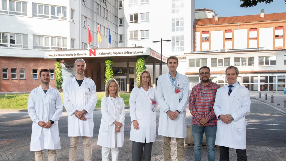 El Instituto Europeo de Innovación y Tecnología, a través de su programa en innovación en salud (EIT Health), financiará el lanzamiento al mercado de DIABYUDA, una innovación tecnológica del Servicio de Endocrinología del Hospital Universitario de Navarra gestionada por Navarrabiomed – Fundación Miguel Servet. El desarrollo ofrece una plataforma digital para apoyar a las y los profesionales sanitarios en el abordaje de pacientes con diabetes tipo 2, mediante planes de tratamiento personalizados y basados en la evidencia, en colaboración con otras especialidades.
Al frente de la iniciativa se sitúa Joaquín de Carlos Artajo, médico del Servicio de Endocrinología y beneficiario del Programa de microINTENSIFICACIONES (mINT) de Navarrabiomed - FMS, quien liderará el equipo de trabajo junto al Servicio científico técnico de Innovación y la Unidad de Gestión de Navarrabiomed – Fundación Miguel Servet. El equipo cuenta también con la colaboración de la Incubadora de la Universidad de Navarra y la Clínica Universidad de Navarra.
El proyecto se enmarca en la convocatoria “Deep Tech Venture Builder 2025” y cuenta con una dotación económica de 85.714 euros, importe cofinanciado al 70%.
IA para una medicina de precisión
Se estima, según la Federación Internacional de Diabetes, que la diabetes tipo 2 afecta a 1 de cada 9 adultos; y más del 45 % de los pacientes presentan un control deficiente, a pesar del tratamiento.
Esta enfermedad crónica se asocia frecuentemente con comorbilidades como enfermedades cardiovasculares, renales, hipertensión y dislipidemia (alteración de los niveles de grasas en sangre), lo que ocasiona que el manejo clínico sea cada vez más complejo y requiera un uso intensivo de recursos.
En este contexto, DIABYUDA surge para ofrecer un sistema digital de apoyo a la toma de decisiones clínicas, diseñado para favorecer una medicina de precisión que redunde en una atención más personalizada y basada en la evidencia. En concreto, la plataforma integra conocimiento médico multidisciplinario basado en guías clínicas de diversas especialidades, con inteligencia artificial e información clínica para respaldar la toma de decisiones farmacológicas y proporciona planes dietéticos y de actividad física personalizados para cada paciente.
“El impacto esperado es triple: mejorar la toma de decisiones clínicas de los profesionales, mejorar el control metabólico, reducir las complicaciones para los pacientes y aliviar la carga de los sistemas sanitarios consiguiendo que sean más eficientes y sostenibles”, señala Joaquín de Carlos.
Transferencia tecnológica
EIT ofrece a las empresas emergentes que proponen soluciones tecnológicas avanzadas en el ámbito académico el apoyo económico y formativo necesario para superar los obstáculos más frecuentes y llegar a lanzarse al mercado en una fase conocida como el "Valle de la Muerte", asegurando su viabilidad financiera a medio y largo plazo.
En la convocatoria 2025 en salud, se han apoyado 17 iniciativas, 4 de ellas españolas, que tienen como objetivo la mejora de la calidad de vida de los ciudadanos europeos a través de la innovación sanitaria. El programa asesorará a los equipos en materias como regulatoria, estrategia, financiación y protección de la innovación para garantizar esa transferencia tecnológica. CEDIDA