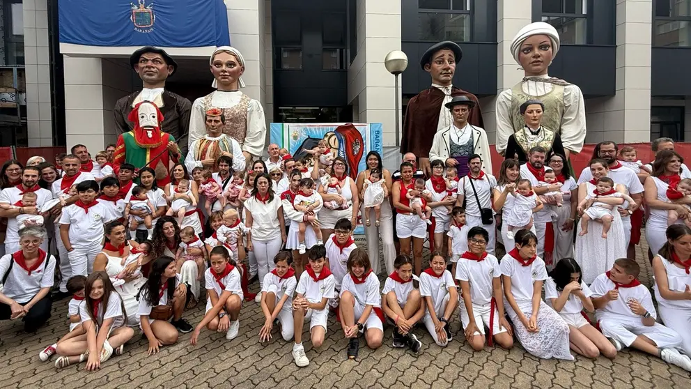 Más de cien bebés han recibido su primer pañuelico de fiestas en Barañáin. CEDIDA