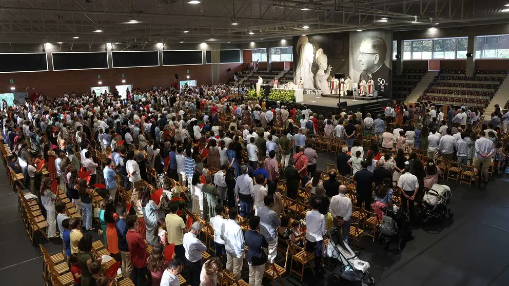 Misa en el Polideportivo de la Universidad de Navarra en el 50 aniversario del fallecimiento del fundador del Opus Dei, san Josemaría Escrivá de Balaguer. UNIVERSIDAD DE NAVARRA