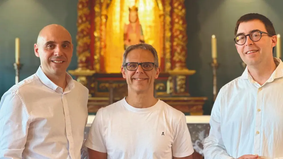 Pie de foto, diáconos permanentes: de izquierda a derecha, Iván Ruiz,
Eloy Robles y Beñat Goñi. CEDIDA