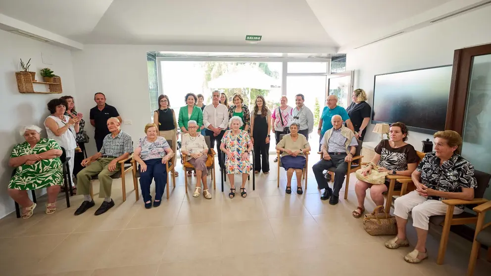 La consejera Maeztu junto a las personas usuarias del Centro de Día de Aibar en la reinauguración. CEDIDA