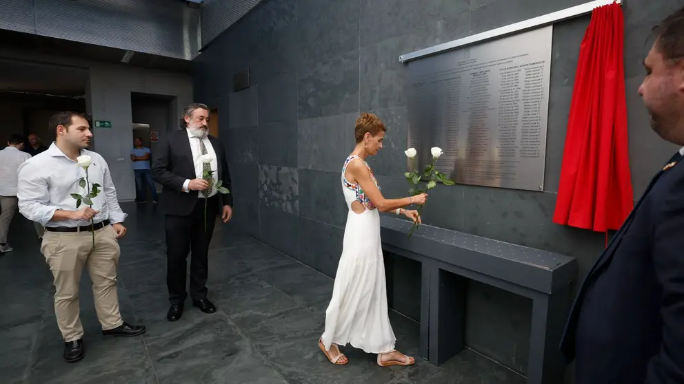 El atrio del Parlamento foral cuenta ya con una placa con los nombres de las 60 personas víctimas mortales de ETA, asesinados en Navarra o de origen navarro asesinados fuera, en cumplimiento a un acuerdo de hace 9 años que se materializa con demora pero que servirá para sentar unas bases de "verdad, justicia y reparación". Lo ha dicho el presidente del Parlamento foral, Unai Hualde, en el acto solemne celebrado en la sede del Legislativo, con presencia de víctimas de ETA y familiares y de las principales autoridades de Navarra, con su presidenta, María Chivite (c), a la cabeza. EFE/ Villar López