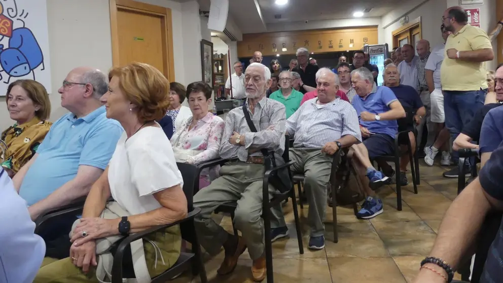 La sala del Club Taurino de Pamplona se llena para la presentación de la revista anual de 2025. ASCEN RÍPODAS / CEDIDA