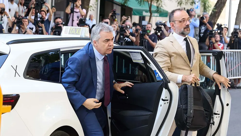 El exsecretario de Organización del PSOE Santos Cerdán (i) a su llegada a declarar en el Tribunal Supremo, a 30 de junio de 2025, en Madrid (España). El Tribunal Supremo (TS) ha citado a declarar a Santos Cerdán por presuntos delitos de organización criminal y cohecho. Cerdán está siendo investigado dada su conexión inescindible con los hechos referidos al exministro de Transportes José Luis Ábalos.

Jesús Hellín / Europa Press
30 JUNIO 2025;SANTOS CERDÁN;TRIBUNAL SUPREMO;CASO KOLDO
30/6/2025