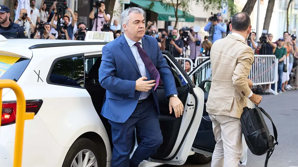 El exsecretario de Organización del PSOE Santos Cerdán a su llegada a declarar en el Tribunal Supremo, a 30 de junio de 2025, en Madrid (España). El Tribunal Supremo (TS) ha citado a declarar a Santos Cerdán por presuntos delitos de organización criminal y cohecho. Cerdán está siendo investigado dada su conexión inescindible con los hechos referidos al exministro de Transportes José Luis Ábalos.

Jesús Hellín / Europa Press
30 JUNIO 2025;SANTOS CERDÁN;TRIBUNAL SUPREMO;CASO KOLDO
30/6/2025