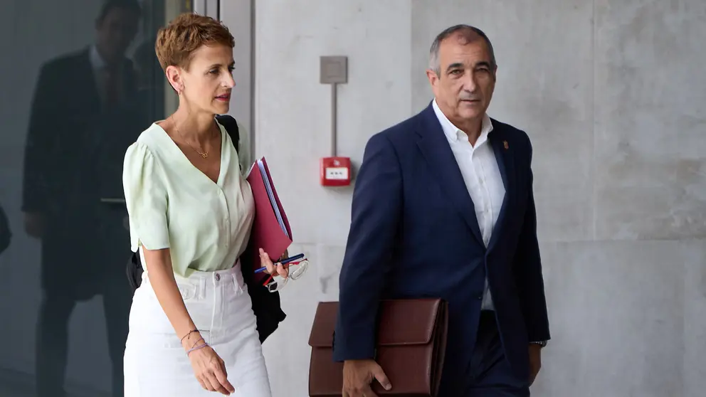 Comparecencia de la presidenta del Gobierno de Navarra, María Chivite, acompañada del consejero de Cohesión Territorial, Óscar Chivite, en la comisión de Régimen Foral del Parlamento de Navarra para explicar el proceso de adjudicación de las obras de los túneles de Belate y las relaciones y contactos entre el Gobierno de Navarra y las empresas que aparecen en el informe de la UCO del caso Cerdán. IÑIGO ALZUGARAY