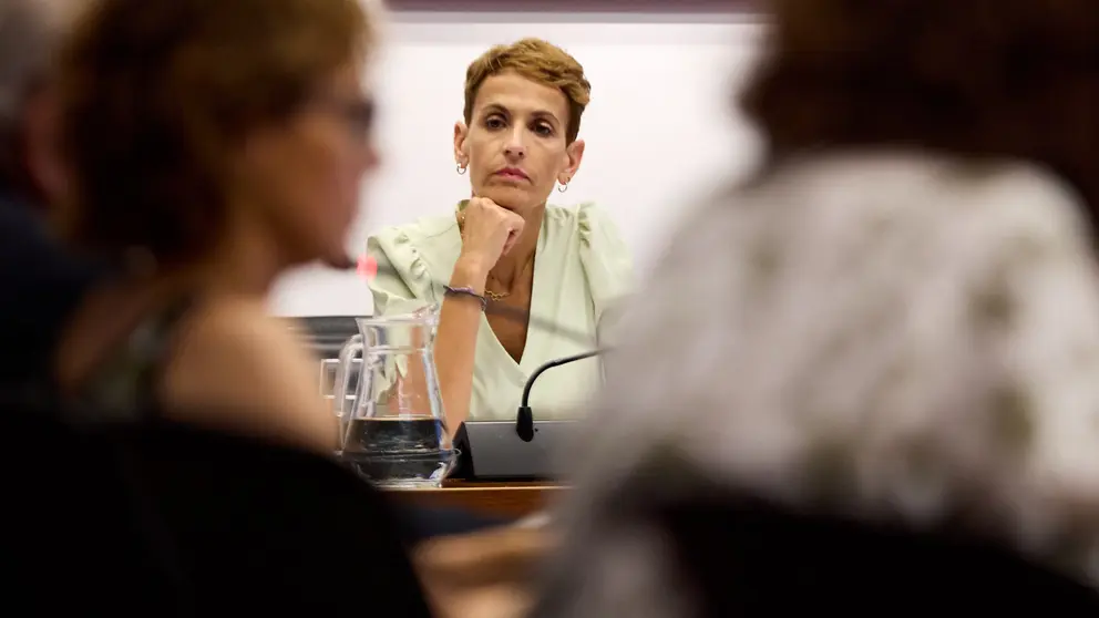 Comparecencia de la presidenta del Gobierno de Navarra, María Chivite, acompañada del consejero de Cohesión Territorial, Óscar Chivite, en la comisión de Régimen Foral del Parlamento de Navarra para explicar el proceso de adjudicación de las obras de los túneles de Belate y las relaciones y contactos entre el Gobierno de Navarra y las empresas que aparecen en el informe de la UCO del caso Cerdán. IÑIGO ALZUGARAY