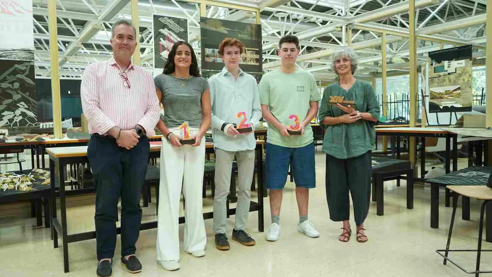 En el centro, Claudia Ruiz de Erenchun, Javier Larraz e Iñaki Ona. UNIVERSIDAD DE NAVARRA