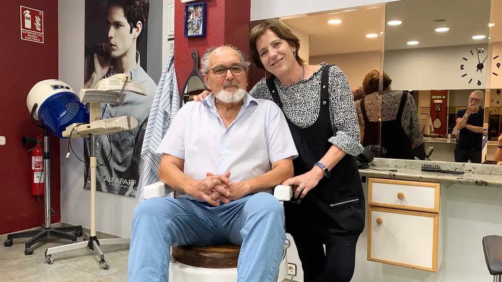 Jesús Barcos y Asunción Beloki en su peluquería del barrio de Iturrama en Pamplona. Navarra.com