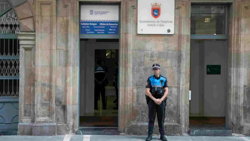 Un agente ante la oficina de denuncias de la Policía Municipal de Pamplona en el casco viejo durante las fiestas de San Fermín. AYUNTAMIENTO DE PAMPLONA