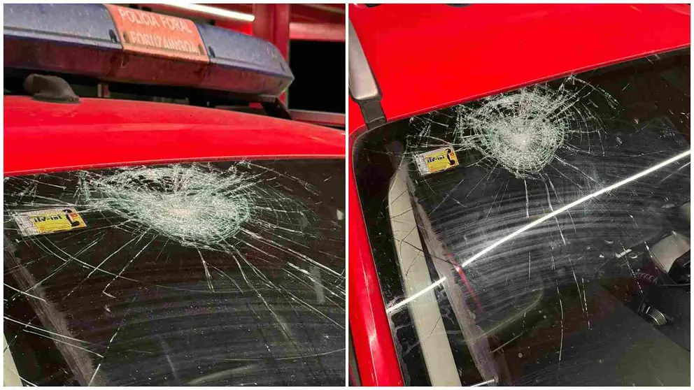 Así quedó la luna del coche policial tras el ataque de los jóvenes radicales en Alsasua. CSIF-SPF