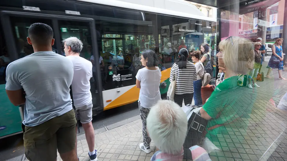 Inicio de la huelga indefinida de las villavesas en Pamplona. IÑIGO ALZUGARAY