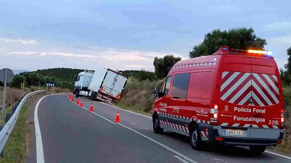 El camión quedó encajado en la cuneta tras chocar contra el talud de la carretera. POLICÍA FORAL