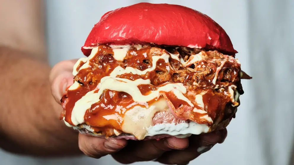 La hamburguesa 'Fiesta Burger', del restaurante Efímero, en la calle San Gregorio número 12 de Pamplona. CEDIDA