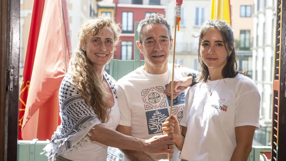 I-D: Lidón Soriano Segarra, Eduardo Ibero Albo y Dyna Kharrat Juanbeltz, de la plataforma Yala Nafarroa con Palestina, en los preparativos del chupinazo de Sanferines 2025.
- AYUNTAMIENTO DE PAMPLONA