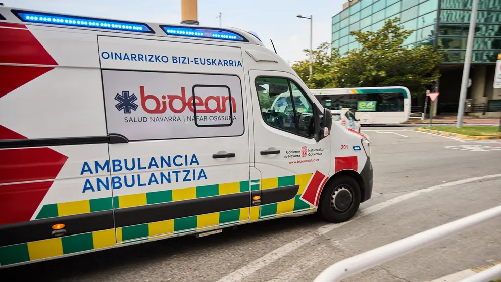 Una ambulancia circula por las calles de Pamplona. IÑIGO ALZUGARAY