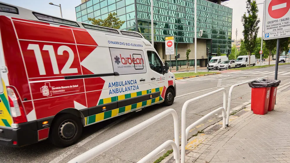 Una ambulancia circula por las calles de Pamplona. IÑIGO ALZUGARAY