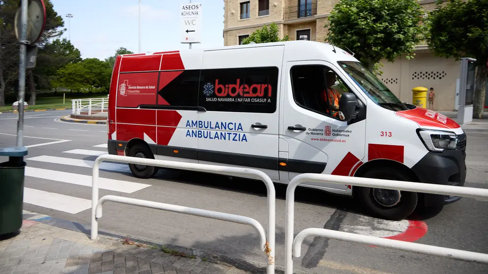 Una ambulancia circula por las calles de Pamplona. IÑIGO ALZUGARAY