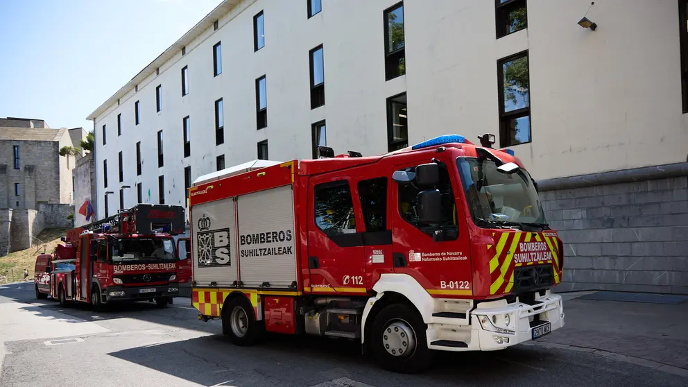 Unos camiones de bomberos estacionados junto al edificio de educación del Gobierno de Navarra. IÑIGO ALZUGARAY