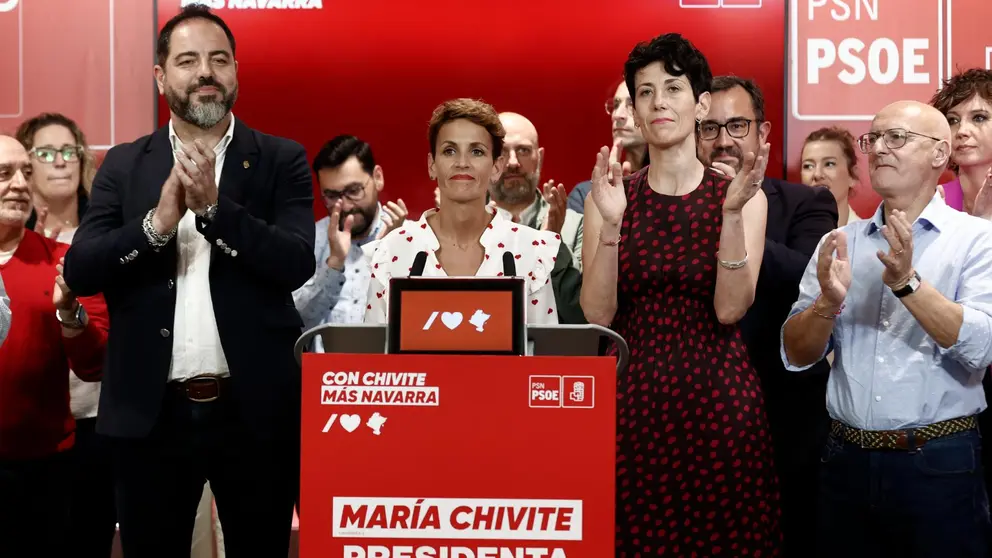 María Chivite y Elma Saiz junto a Ramón Alzorriz. ARCHIVO / EFE