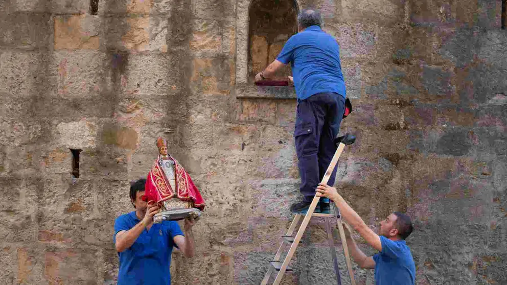Operarios municipales retiuran la figura de San Fermín de la hornacina de Santo Domingo. AYUNTAMIENTO DE PAMPLONA