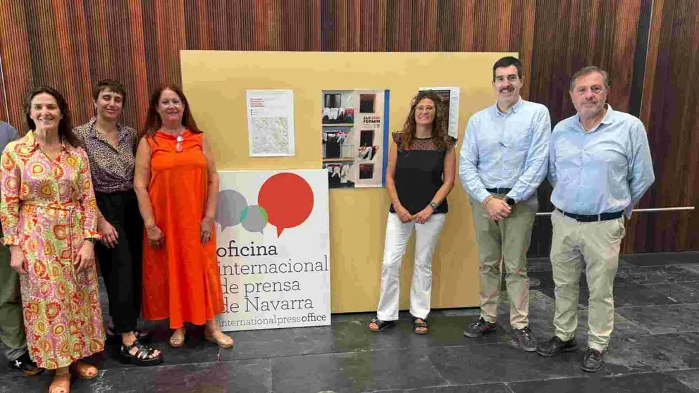 de derecha a izquierda. Patxi Pérez, presidente Asociación Periodistas de Navarra; Javier Solano, director del Servicio de Comunicación del Gobierno de Navarra, y Garbiñe Bueno, primera teniente de alcalde y concejala de Hacienda, Contratación Pública Responsable y Recursos Humanos; Begoña López Coordinadora de la OIP, y los miembros del equipo Paila Vilella y Mónica Doménech.