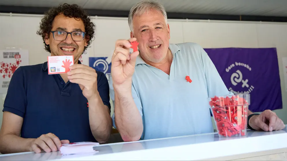 Joseba Asirón en la inauguración del punto de información sobre agresiones sexistas de la Plaza del Castillo, que estará operativo del 5 al 14 de julio con motivo de los Sanfermines 2025. IÑIGO ALZUGARAY