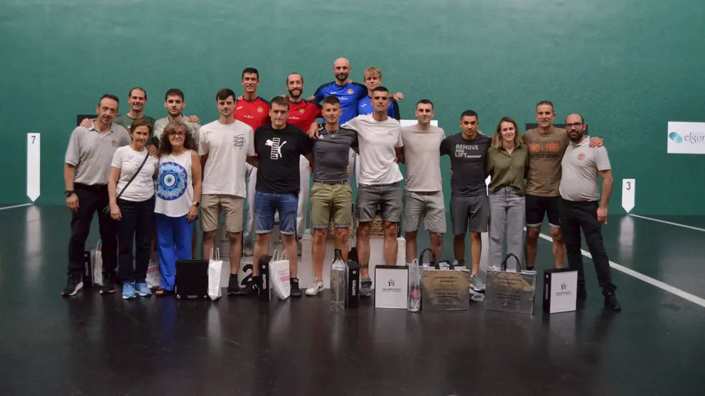 Imagen de los participantes en el IV Masters Navarro en el frontón de Labrit. CEDIDA
