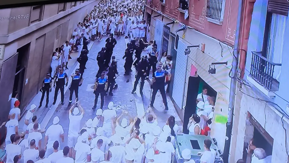 La Policía Nacional carga antes de la Plaza del Ayuntamiento. NAVARRA.COM