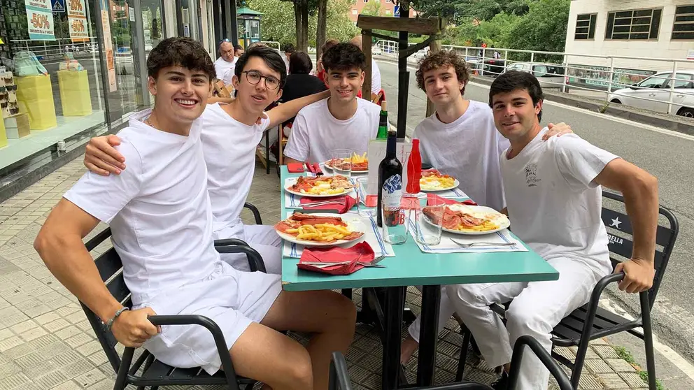 Los cinco amigos de Madrid abren el día 6 de julio con un buen almuerzo. Navarra.com