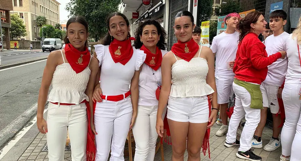 Mónica con su hija Leire y dos amigas de Granada disfrutando de los Sanfermines. Navarra.com