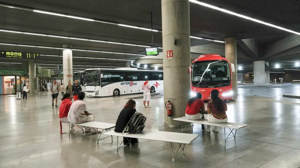 Llegada de viajeros a la estaci&oacute;n de autobuses en San Ferm&iacute;n. Maite H. Mateo_