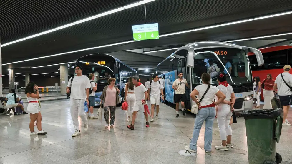 Llegada de viajeros a la estaci&oacute;n de autobuses en San Ferm&iacute;n. Maite H. Mateo_-2